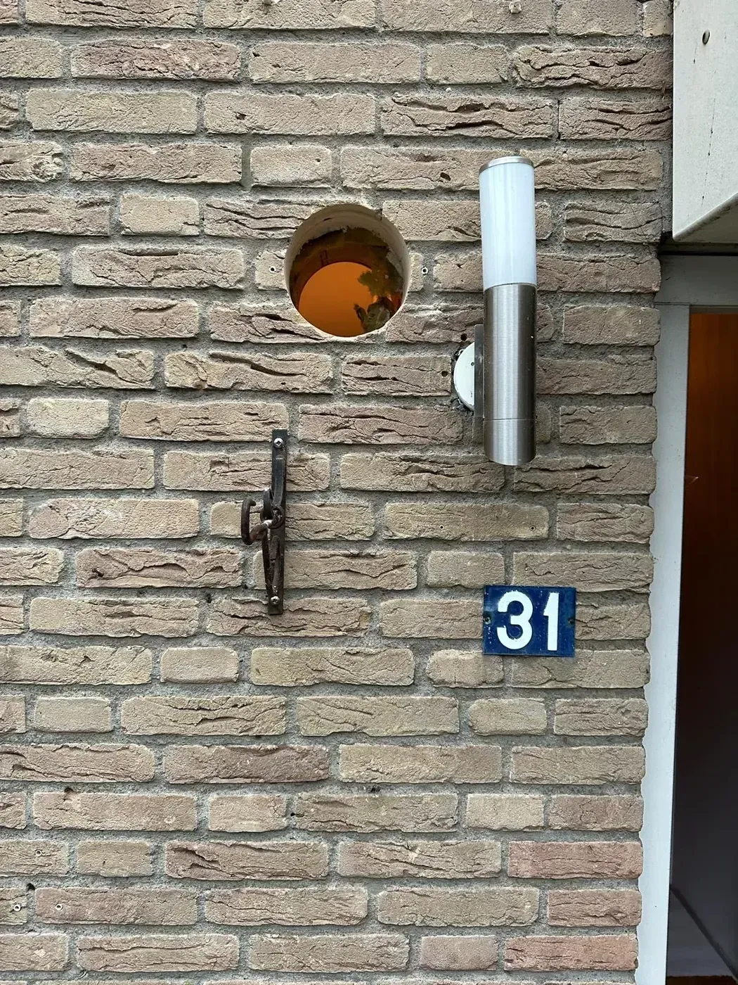 Afzuigkap gat geboord in bakstenen gevel