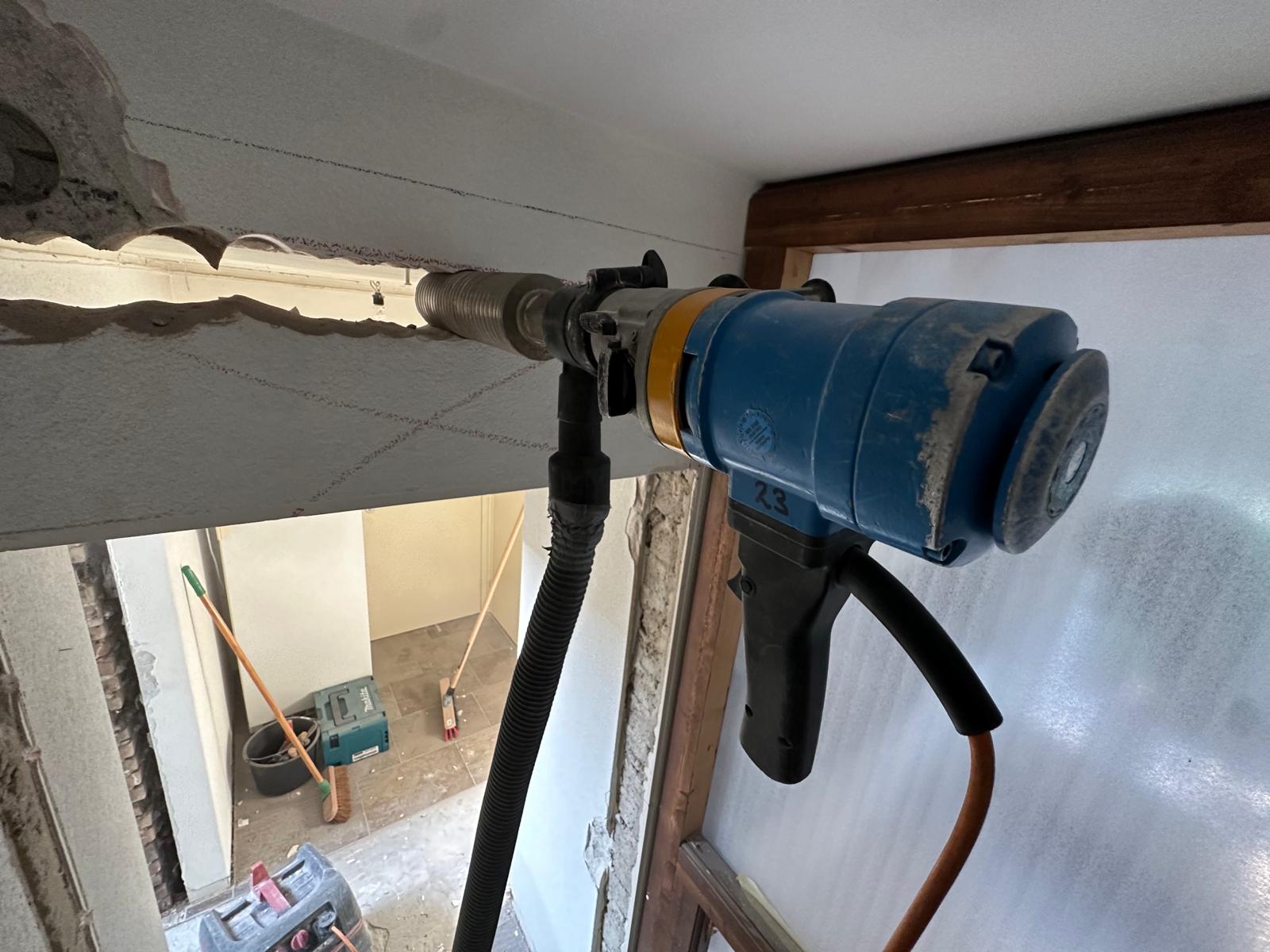 Grote kernboring in betonnen muur