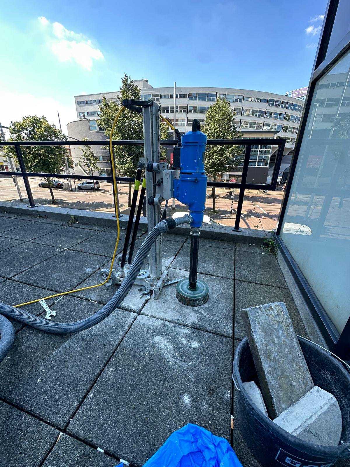 Airco doorvoer geboord in gevel