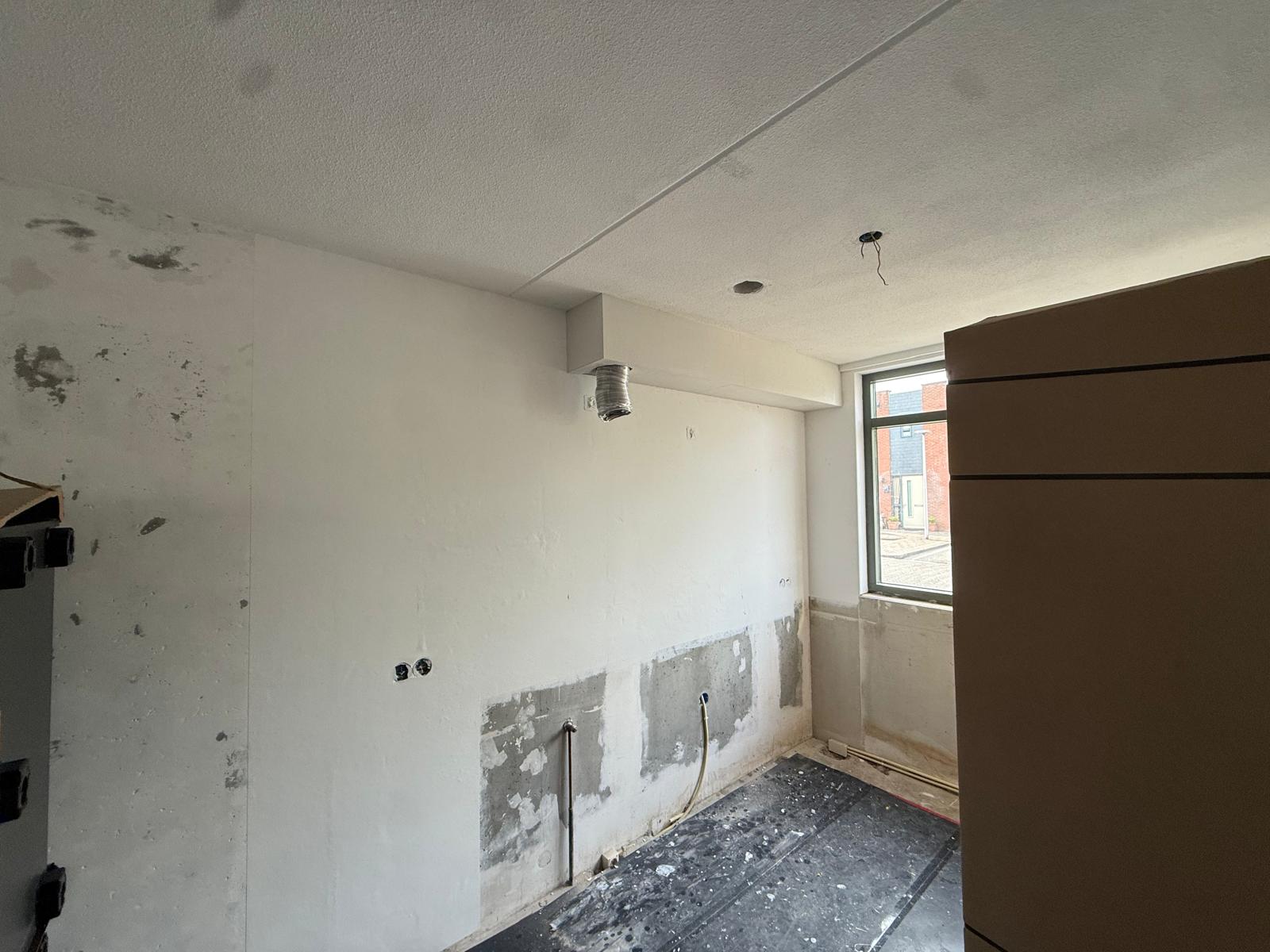 Koof doorvoer afzuigkap ingebouwd tijdens renovatie