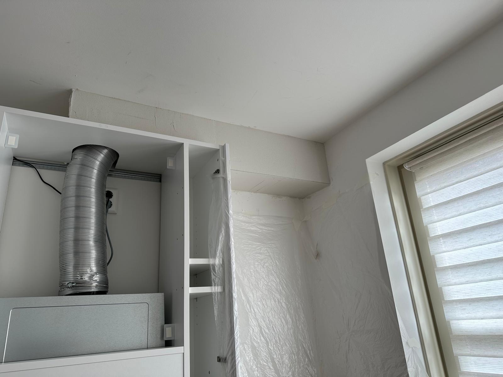 Flex slang weggewerkt in koof inside aanzicht installatie