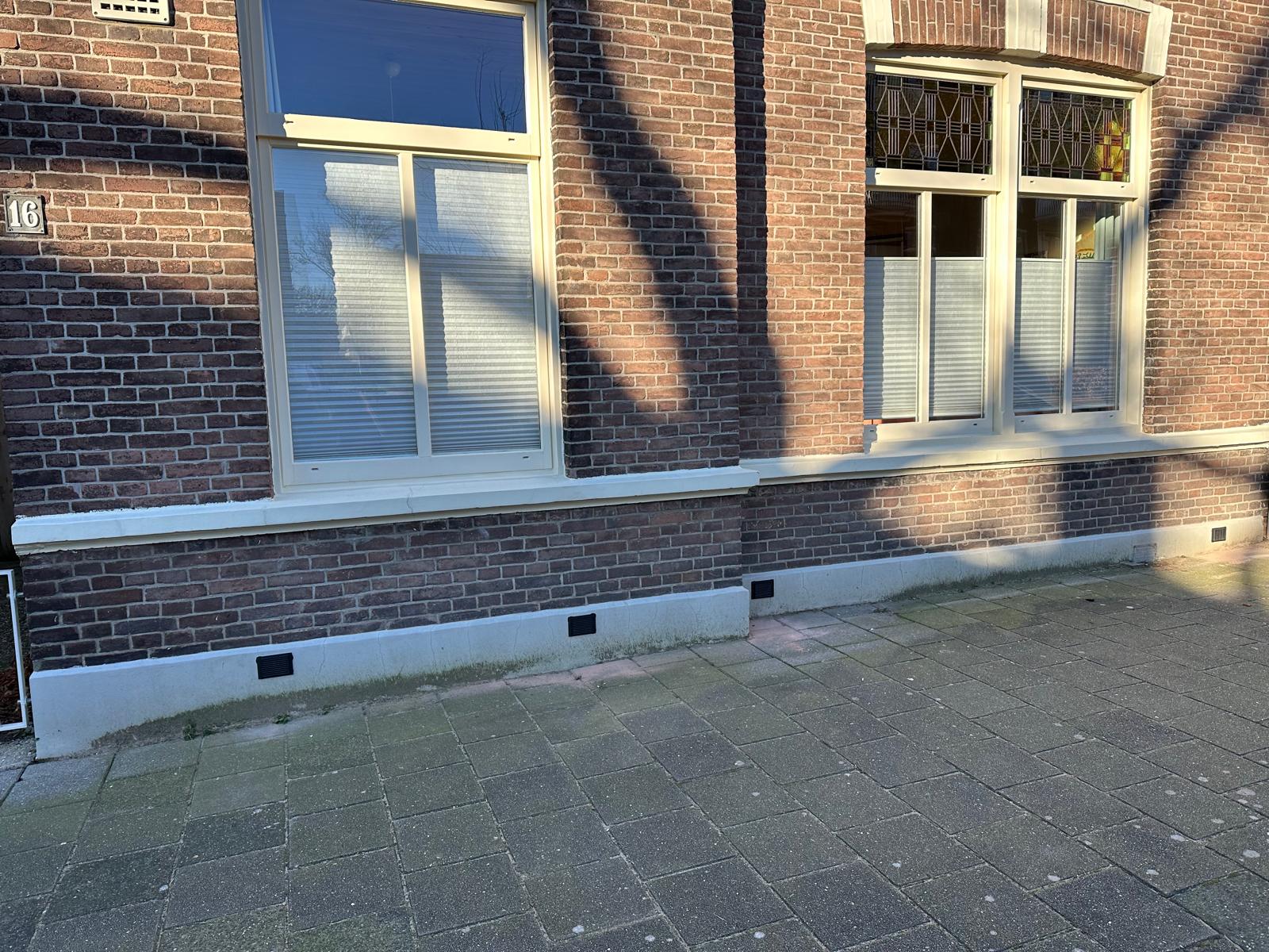 Meerdere ventilatieroostertjes in gestuukte fundering — jaren 30 woning
