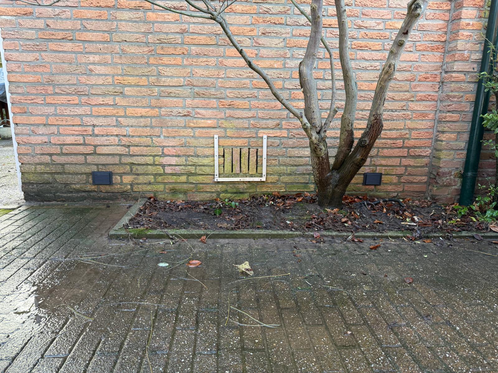 Koekkoek ventilatierooster geplaatst in rode baksteengevel