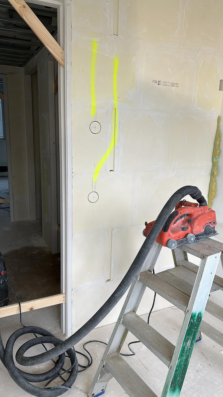 Sleuven frezen in kalkzandsteenwand