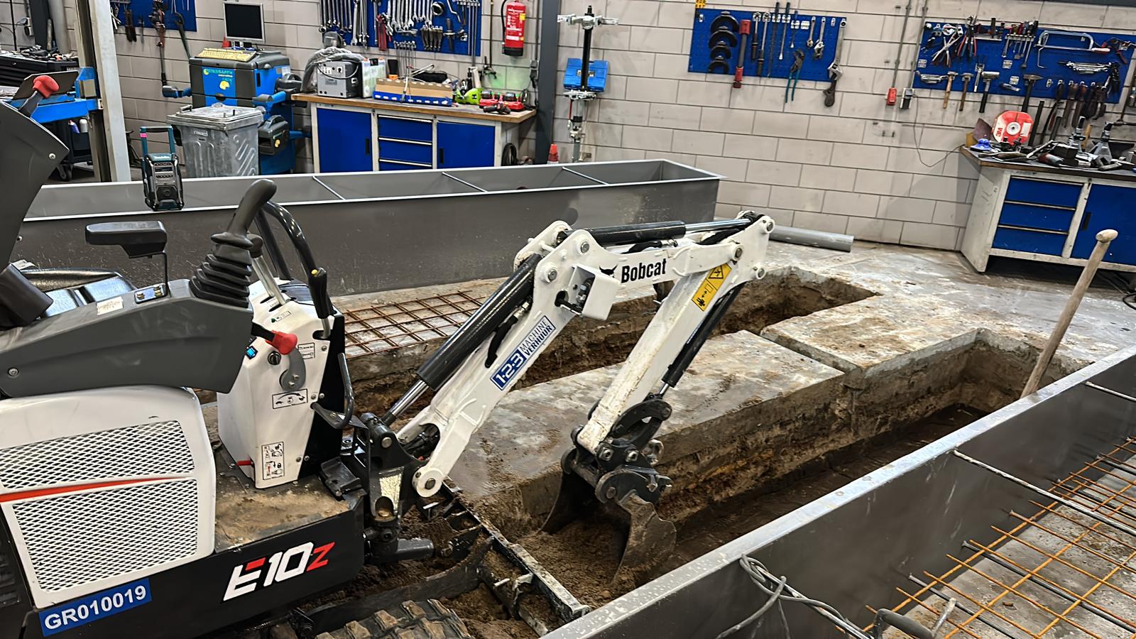 Bobcat minigraver sloopwerk betonvloer