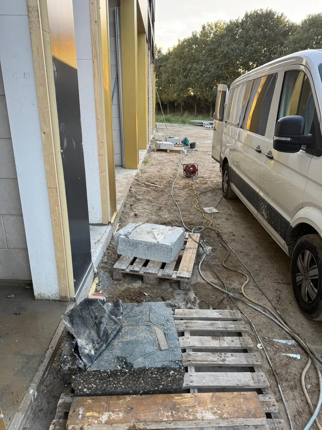 Buitenkant nieuwbouw renovatieproject Boorkoning — zaagwerk en betonbreekwerk buiten