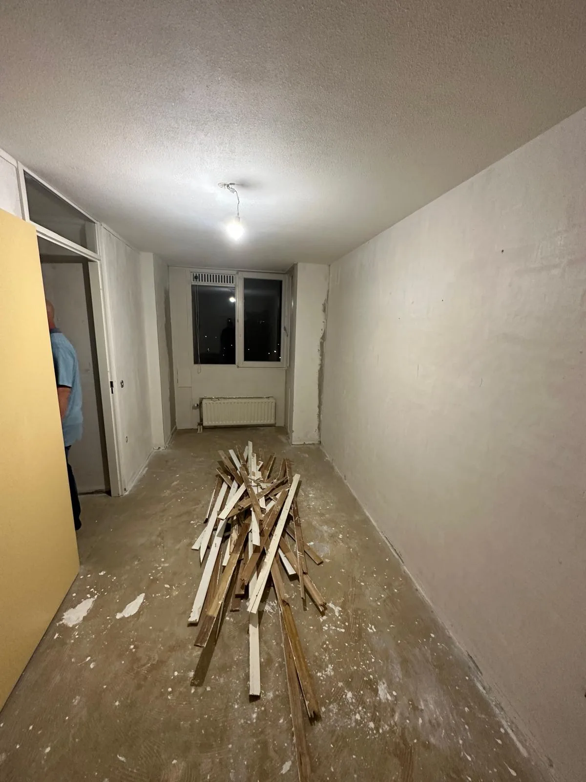 Gestripte kamer na renovatiesloop — houten vloer verwijderd, klaar voor verbouwing