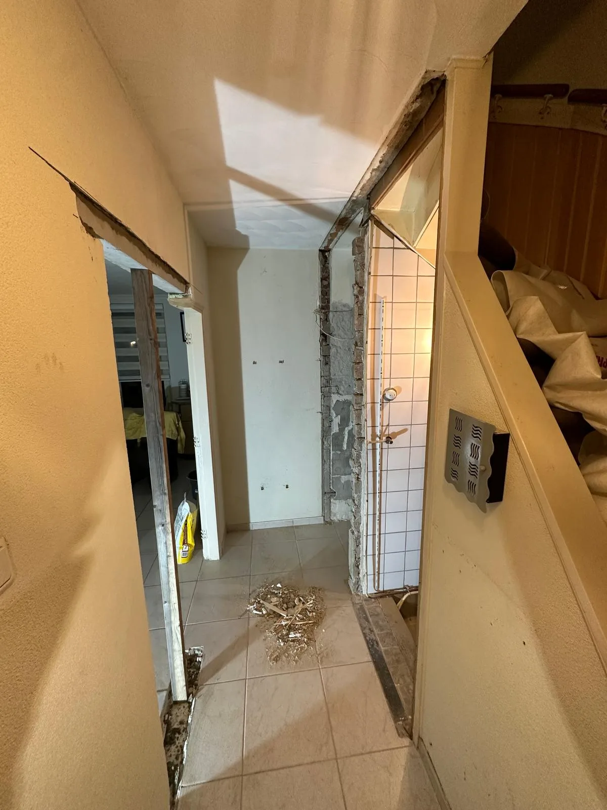Tussenmuur doorbraak — opening gemaakt in binnenwand met doorzicht naar aangrenzende ruimte