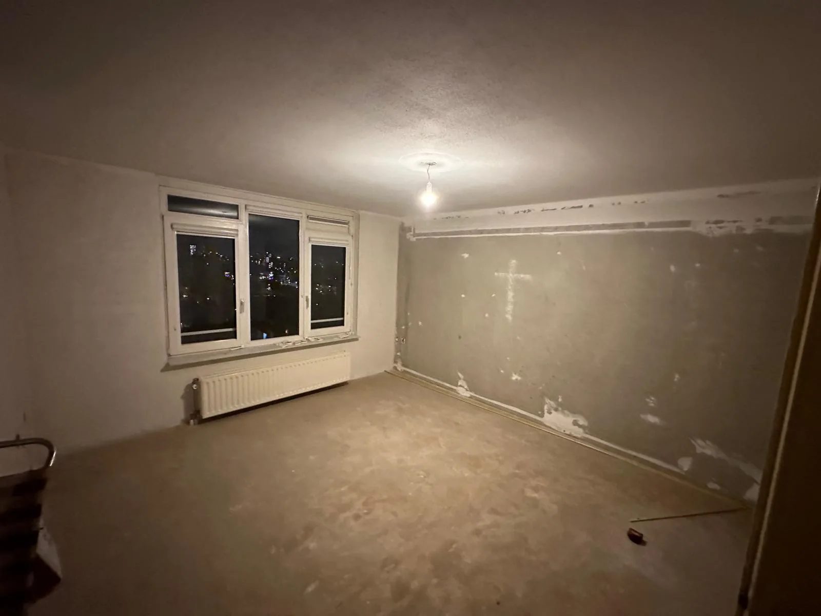 Gestript appartement — kamer volledig leeggehaald, behang en vloer verwijderd