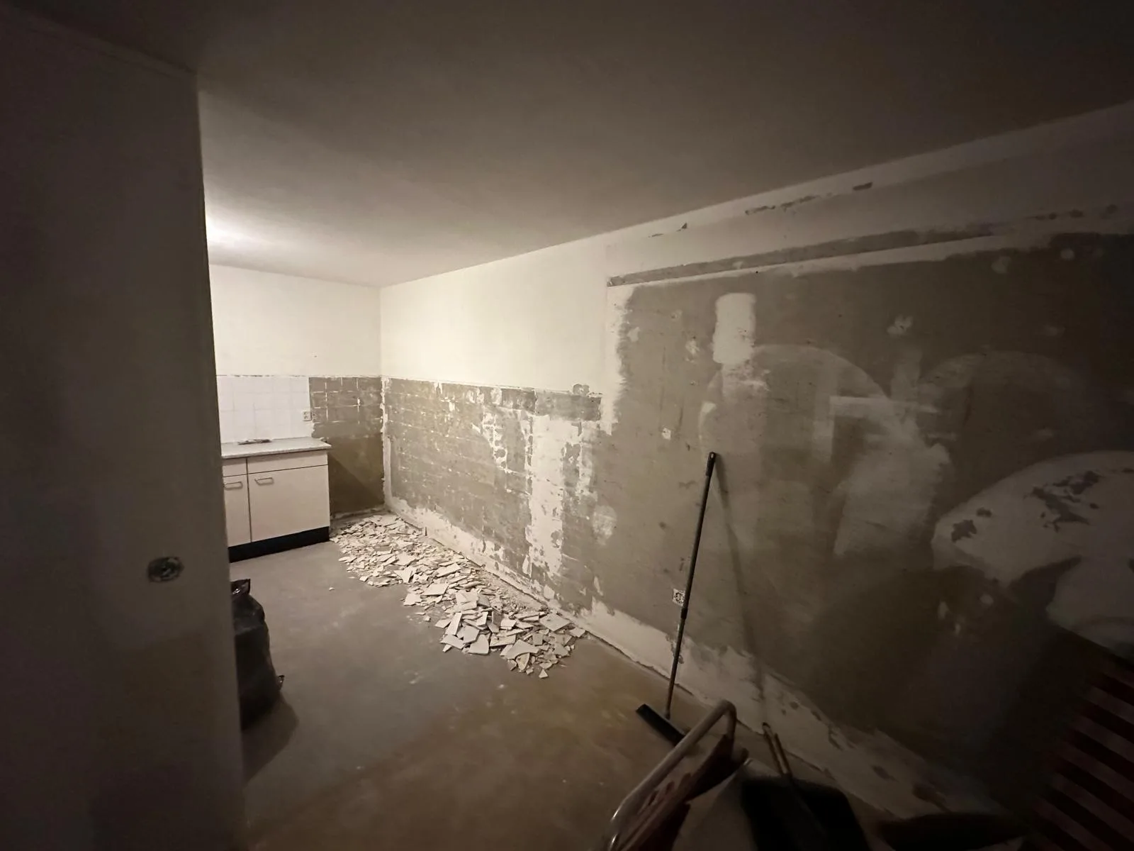 Keuken strippen — wandtegels verwijderd, muur kaal gestript voor renovatie
