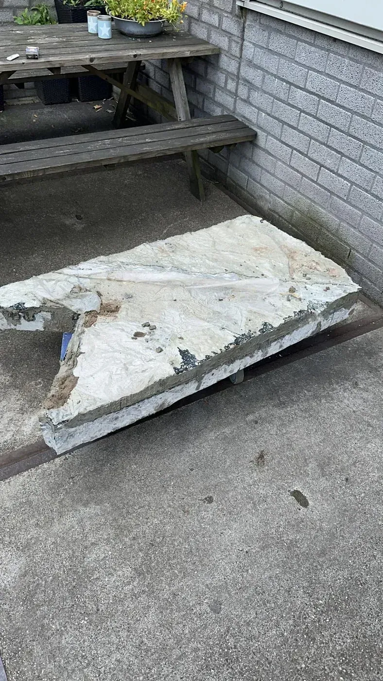 Grote betonplaat verwijderd en buiten geplaatst — sloopresultaat