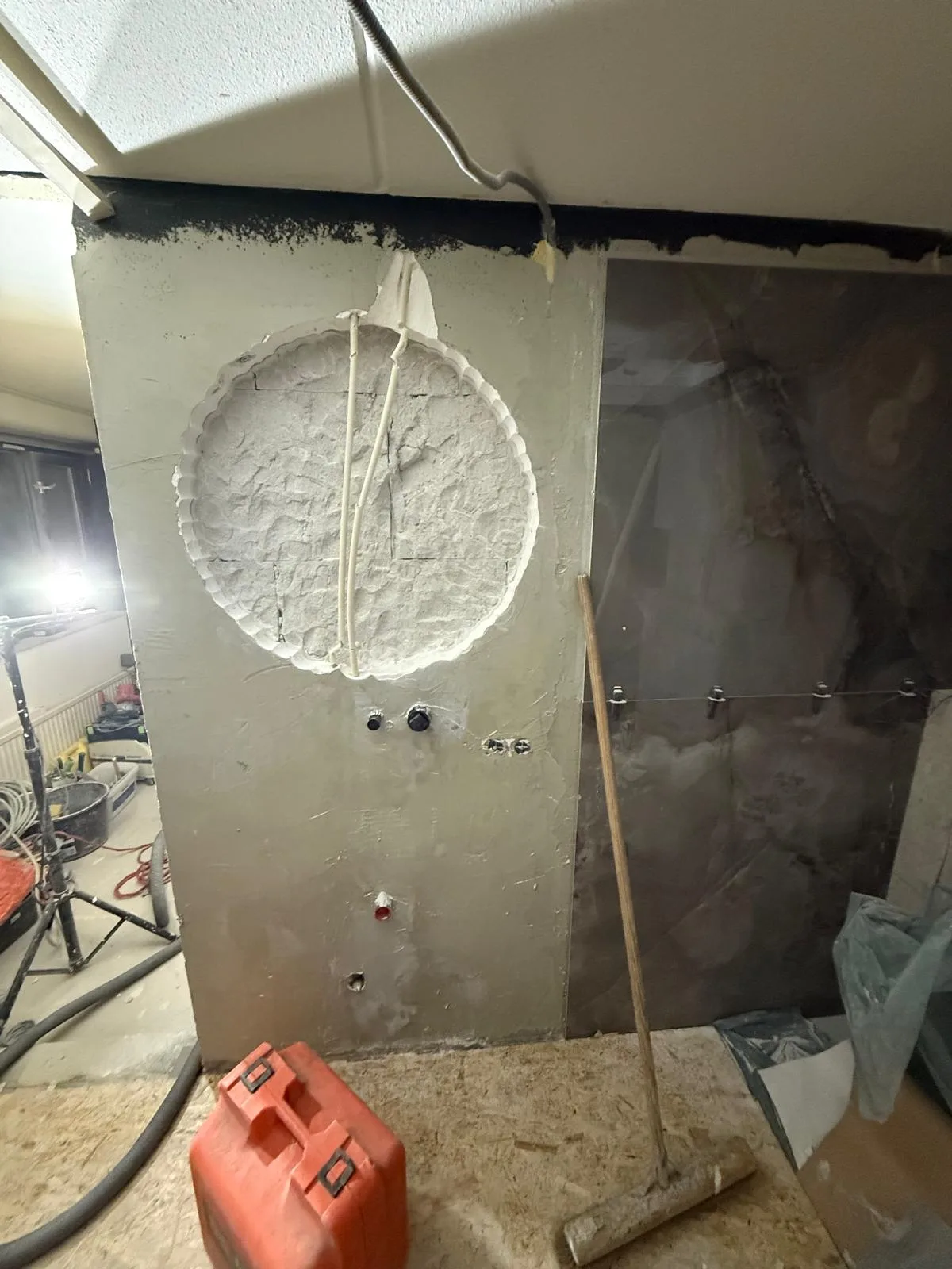 Ronde opening badkamerwand andere zijde — resultaat na sloopwerk
