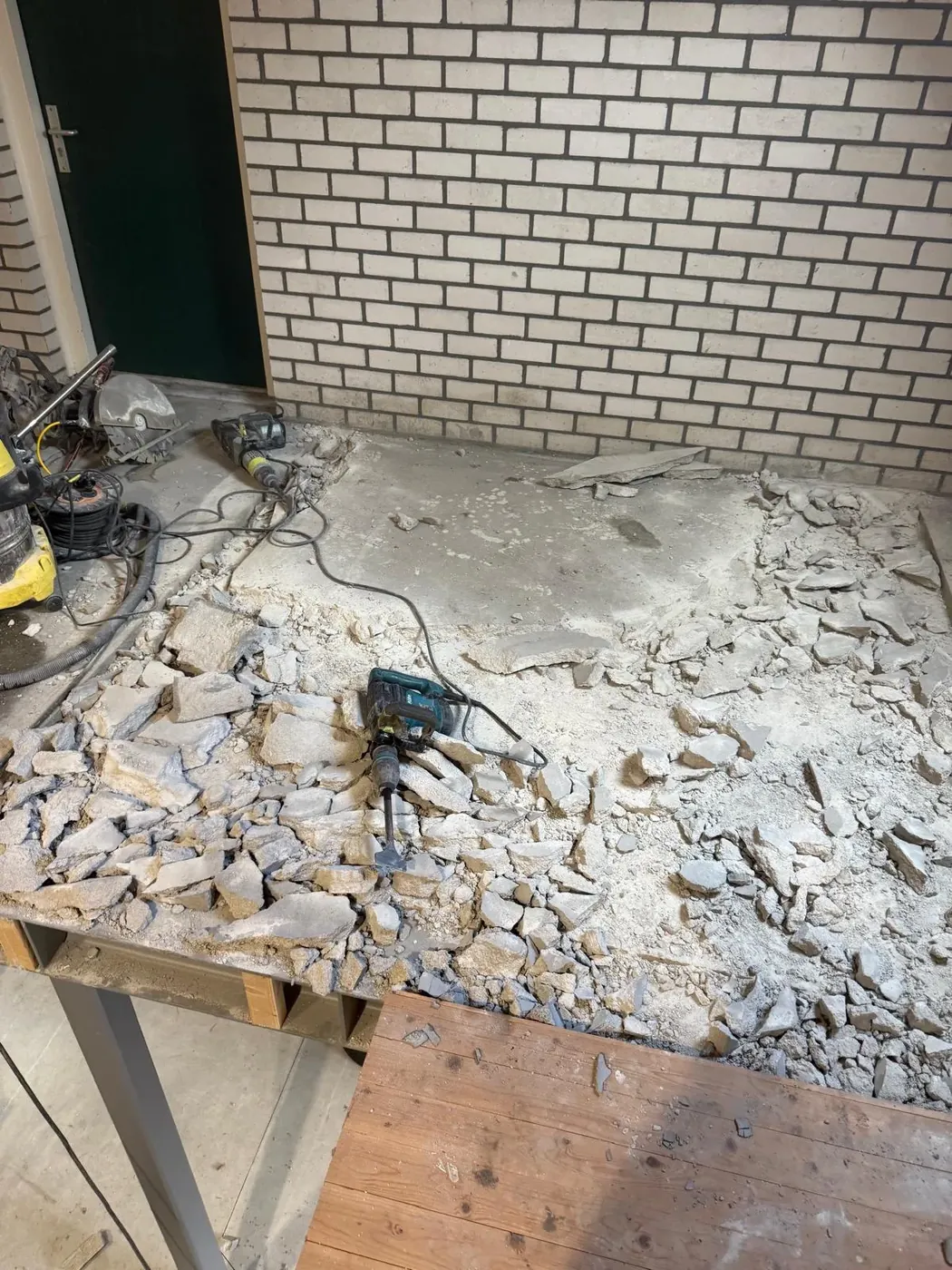 Betonvloer slopen terras — sloophamer breekt vloer, puinhoop actieshot