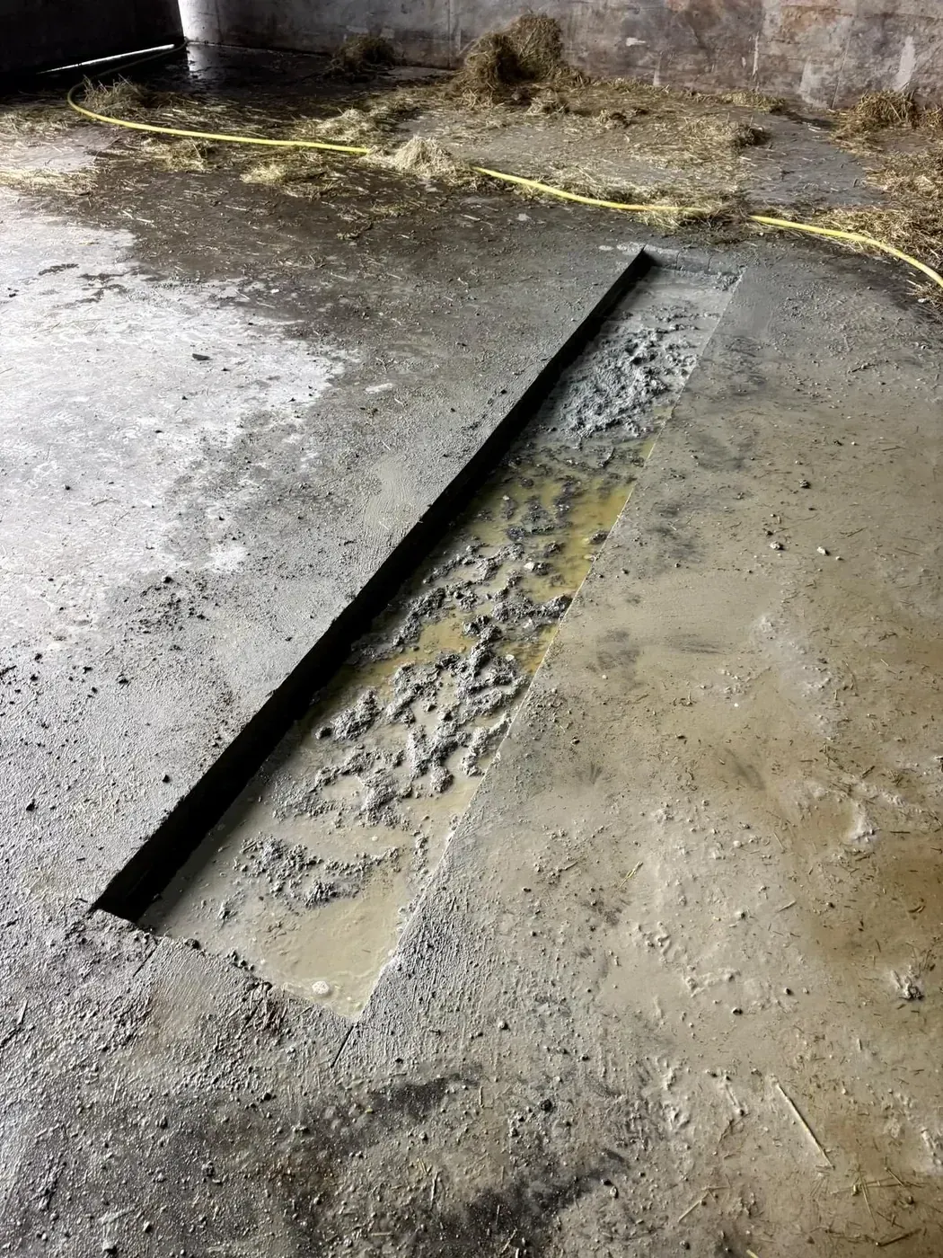 Sleuf resultaat betonvloer stal — sleuf gezaagd in betonvloer agrarisch