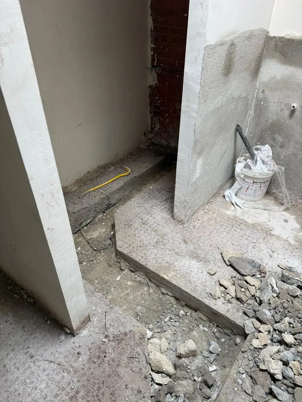 Sloopwerk binnenmuur metselwerk — opening gemaakt in bakstenen wand