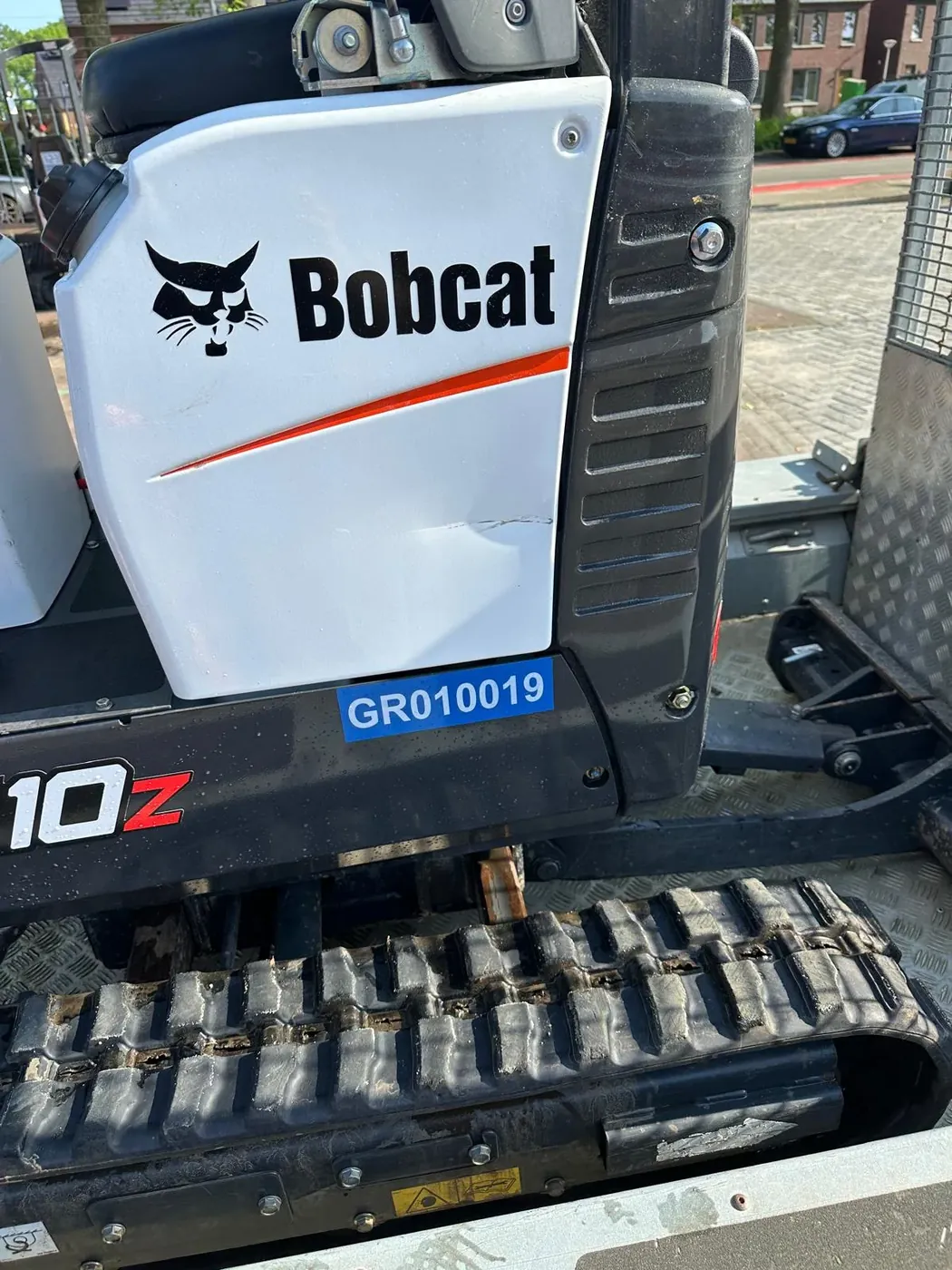 Bobcat E10z minigraver op aanhanger — sloopmaterieel klaar voor locatie