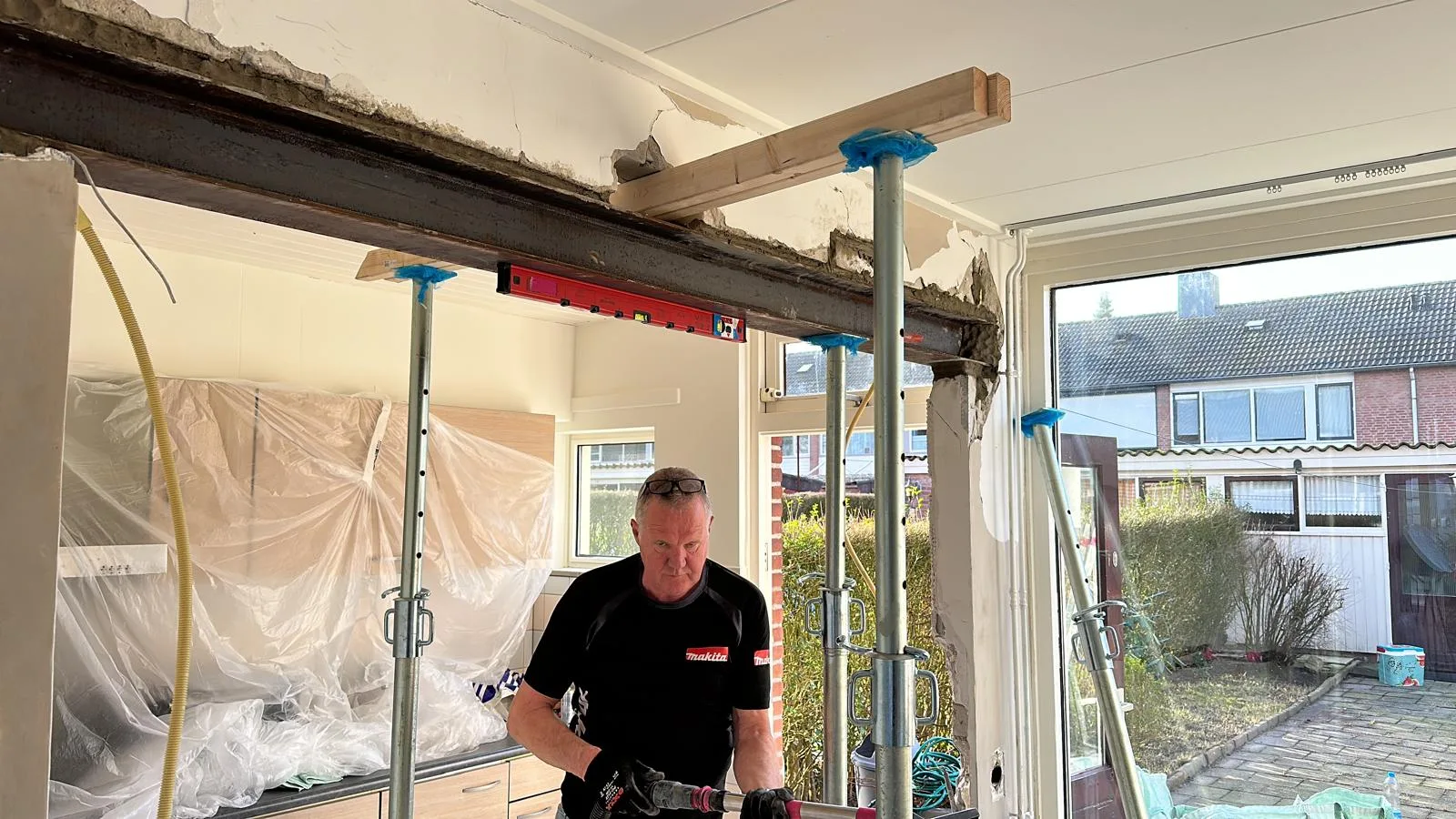 Dragende wand doorbreken met staalplaatsing — HEA staalligger ingehesen met stempels