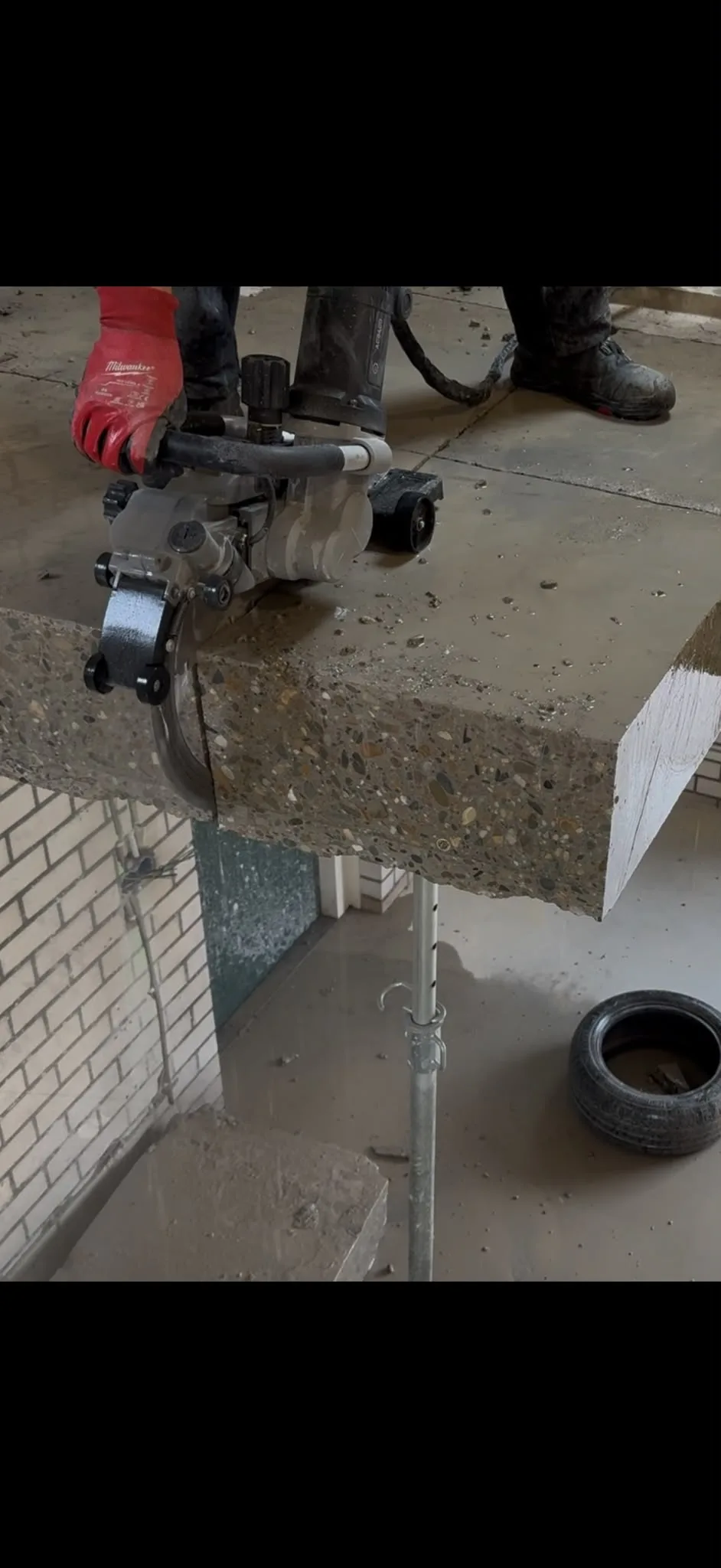 Betonzaag in actie bij trapgat zagen betonvloer