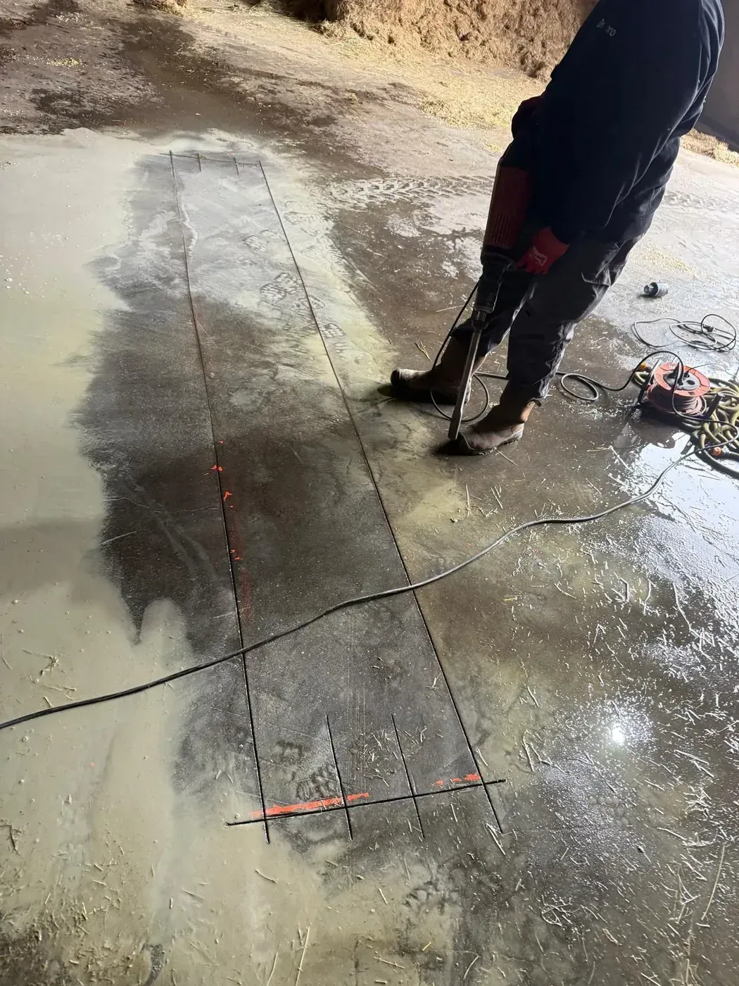 Medewerker zaagt beton in schuur actieshot diamantzaagblad