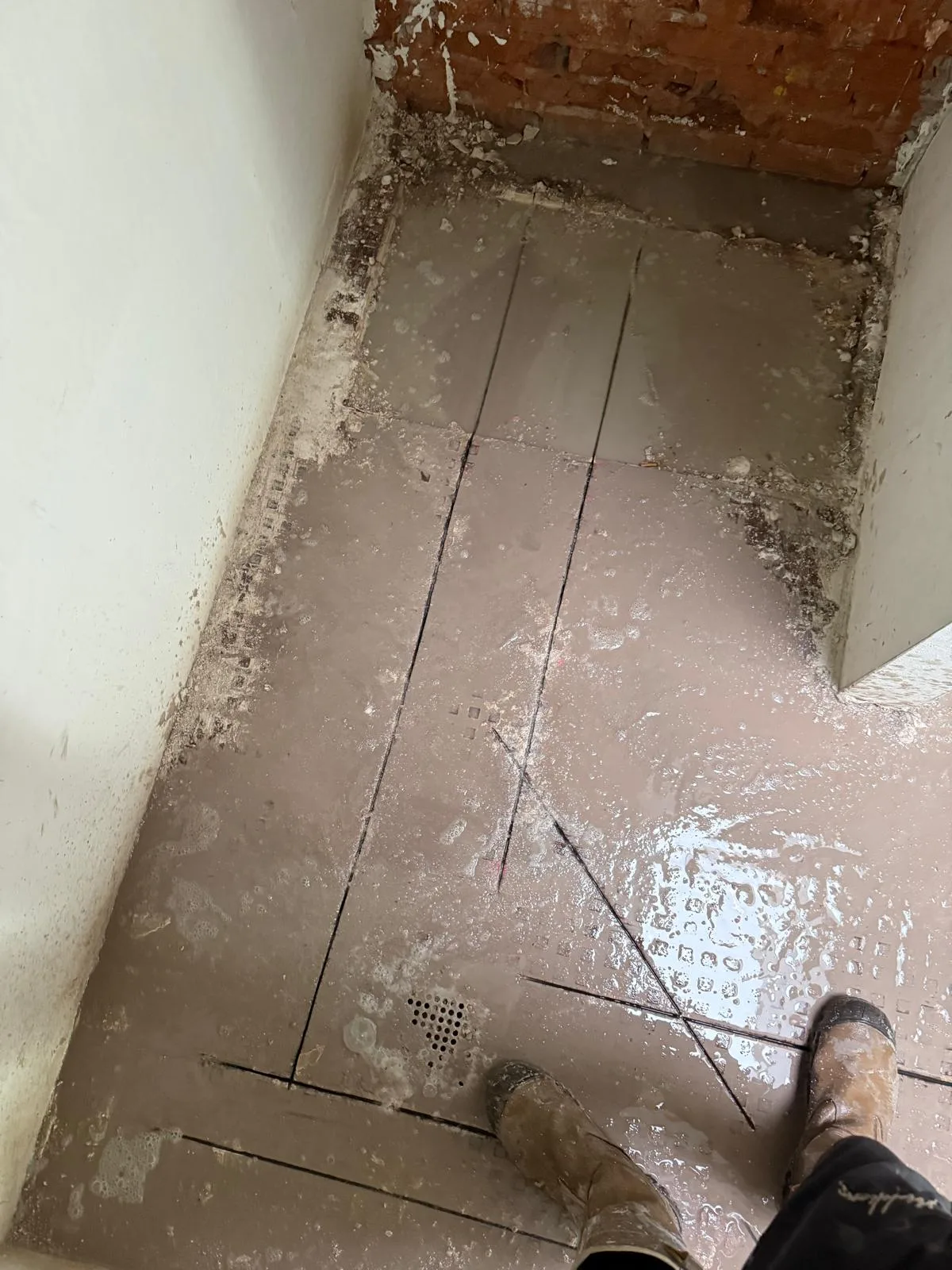 Zaagwerk in tegelvloer bij deuropening resultaat